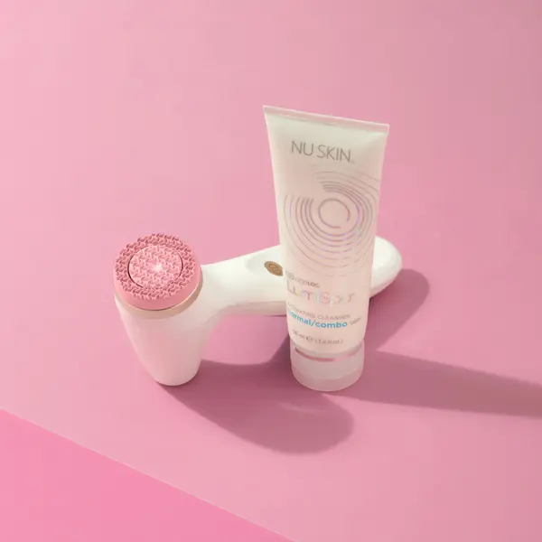 webimage-nu-skin-ageloc-lumispa-io-rose-gold-normal-to-combo-skin-cleansing-kit-lifestyle-image.webp