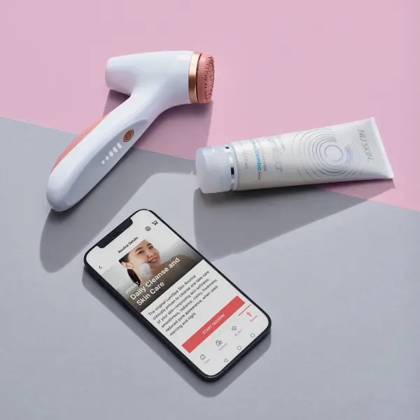 webimage-nuskin-ageloc-lumispa-io-rose-gold-vera-app.webp