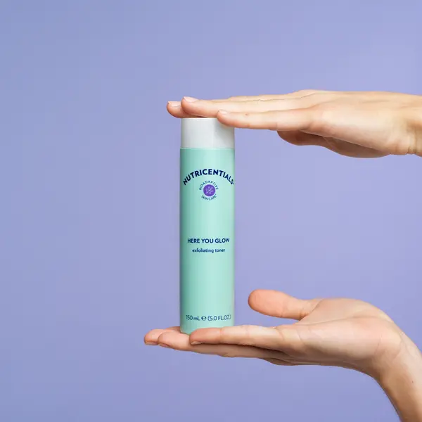 webimage-nu-skin-nutricentials-here-you-glow-exfoliating-toner-product-in-hands-lifestyle-image.webp